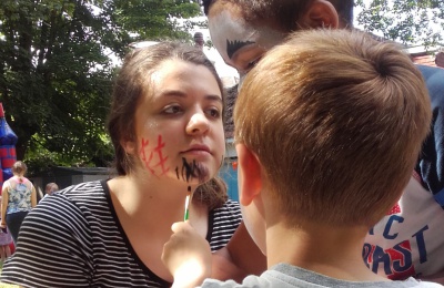 Diagrama Fostering and Adoption volunteer Amber pictured face painting with the children