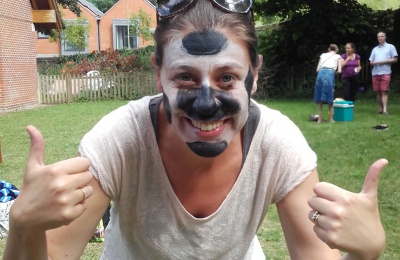 Diagrama Fostering and Adoption social worker Heidi has her face painted at the summer picnic
