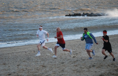 Diagrama Foundation: Edensor Care Centre staff sprint across the beach at Holland-on-Sea